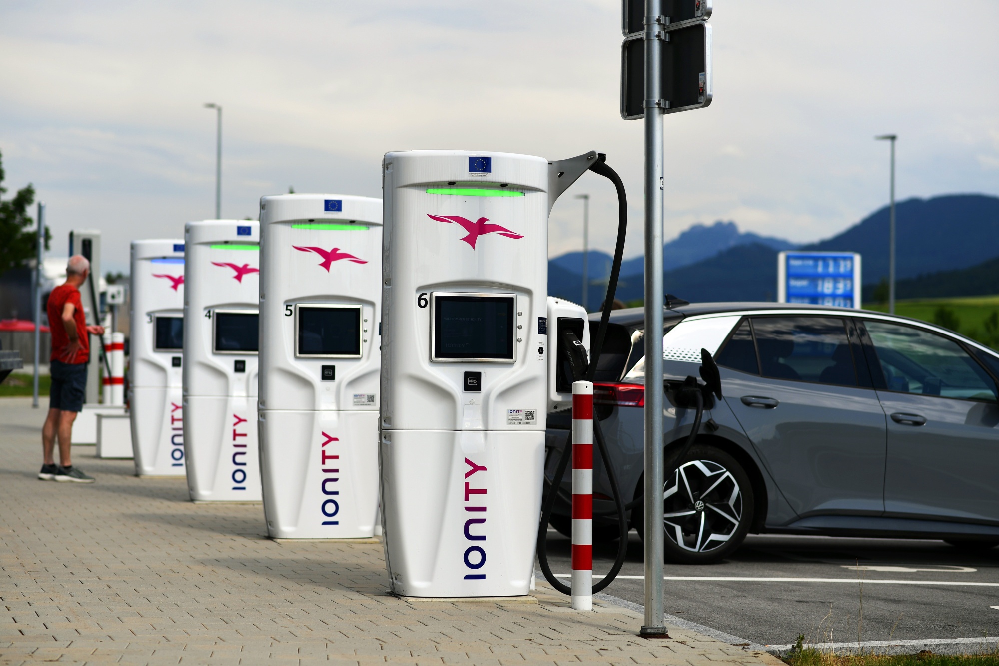 Châu Âu tiếp tục dung nạp thấp hơn sát 9 triệu xe cộ năng lượng điện nhập năm 2030