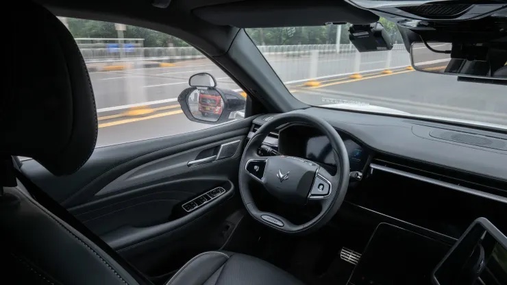 Tính đến tháng 4, hơn 70% các chuyến đi bằng robotaxi của Baidu Apollo Go ở Vũ Hán là hoàn toàn không có người lái và công ty cho biết vào tháng 5 rằng họ dự kiến ​​100% các chuyến đi sẽ hoàn toàn tự động trong các quý tới.