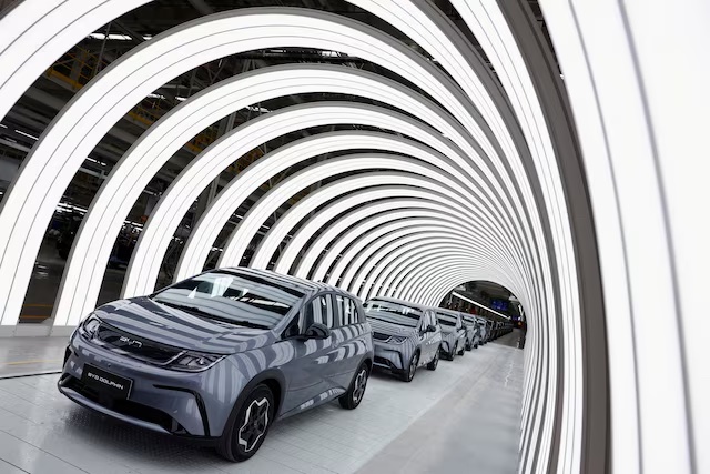 Hình ảnh ô tô điện bên trong nhà máy sản xuất xe điện (EV) đầu tiên của BYD ở Đông Nam Á, tại Rayong, Thái Lan. Ảnh: Reuters.