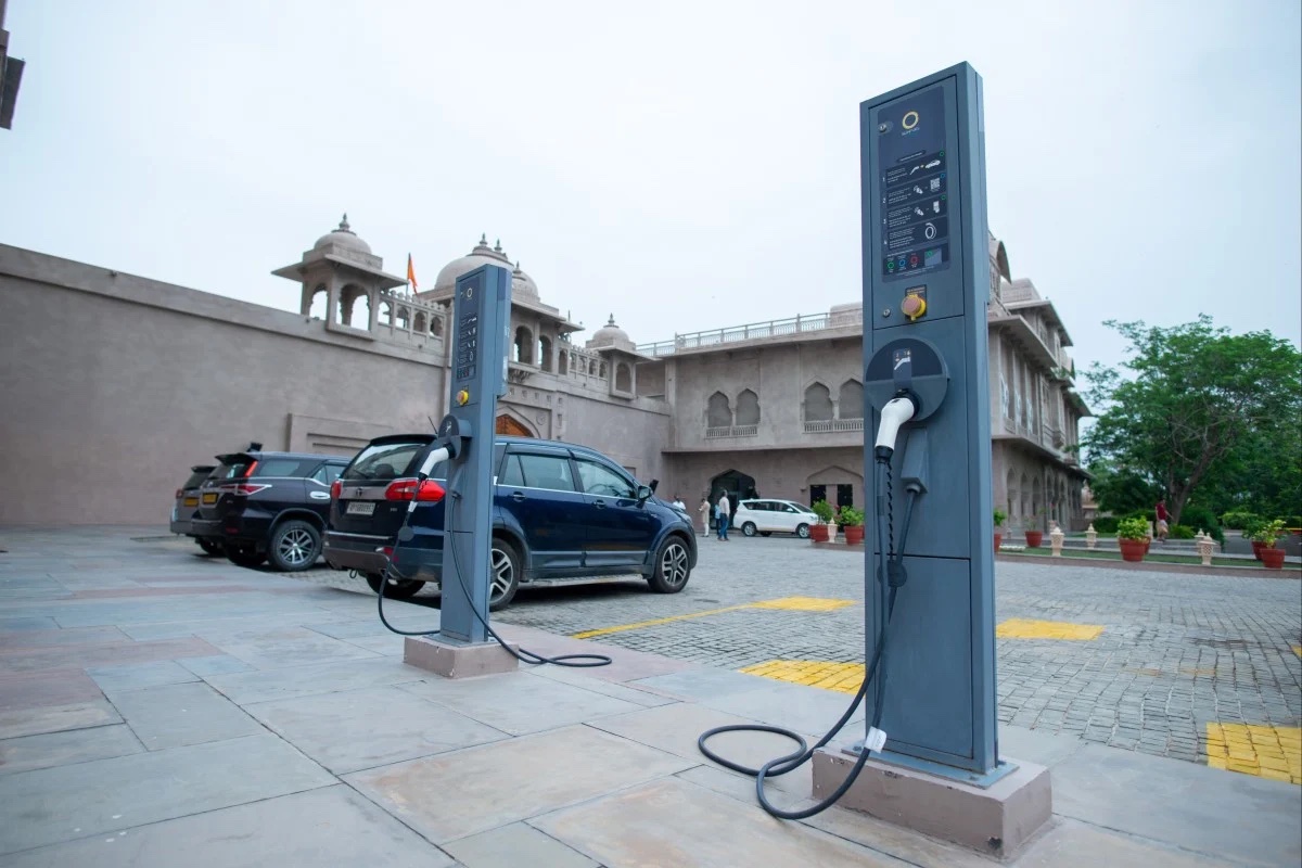 Một điểm sạc cho xe điện tại khách sạn Fairmont ở Jaipur, Ấn Độ. Ảnh: Shutterstock.