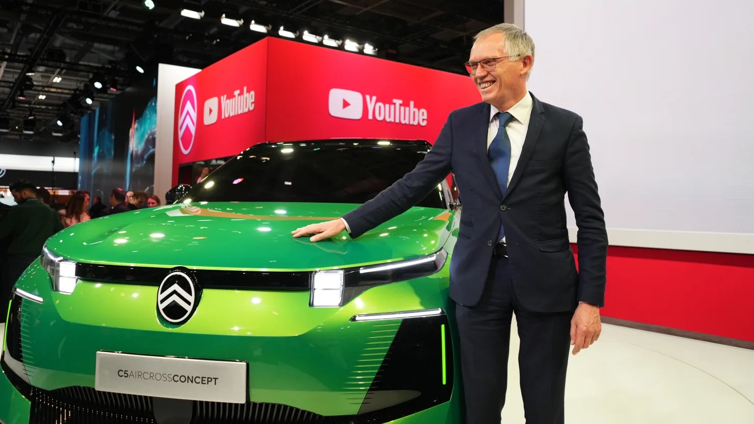 Carlos Tavares, giám đốc điều hành của Stellantis NV, bên cạnh mẫu xe Citroen C5 Aircross Concept tại Triển lãm ô tô Paris ở Paris, Pháp, mới đây.