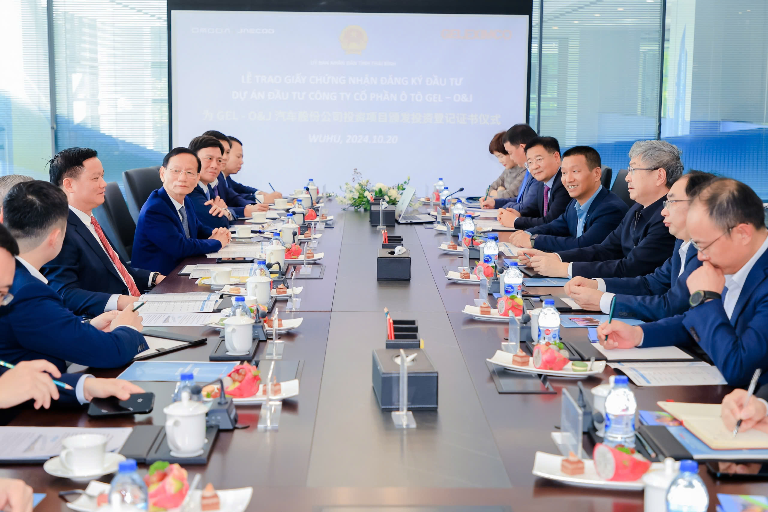 Lãnh đạo tỉnh Thái Bình và đại diện Bộ Công thương làm việc cùng Liên doanh giữa tập đoàn Geleximco và tập đoàn Chery.  