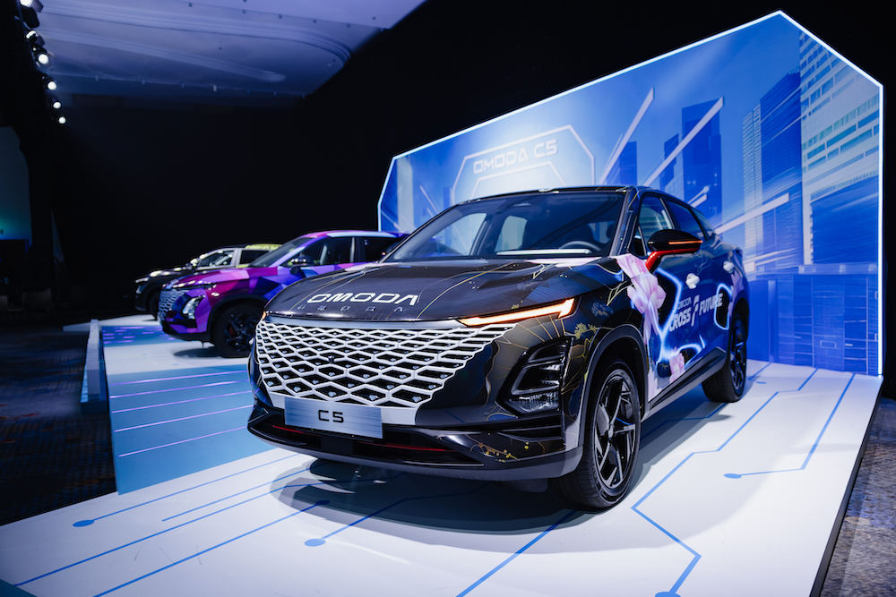Omoda C5 là mẫu xe được thiết kế dựa trên triết lý thời trang tương lai. Phần đầu xe nổi bật với lưới tản nhiệt dạng kim cương độc đáo, tạo hiệu ứng ba chiều bắt mắt. Hệ thống đèn trước full LED kết hợp dải đèn ban ngày hình chữ T không chỉ tăng tính nhận diện mà còn mang lại khả năng chiếu sáng tối ưu.  