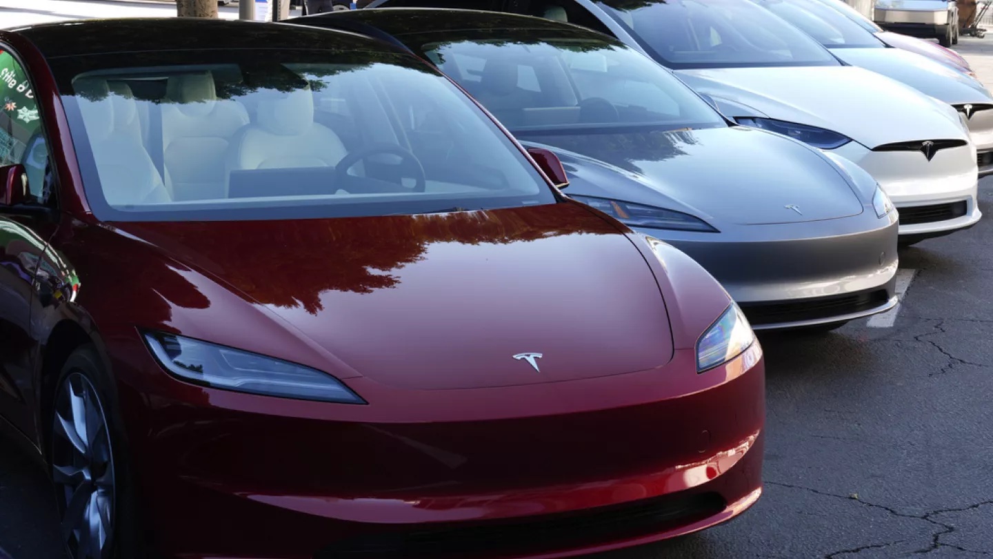 Xe điện Tesla đối mặt với nhiều thách thức từ thị trường hybrid.