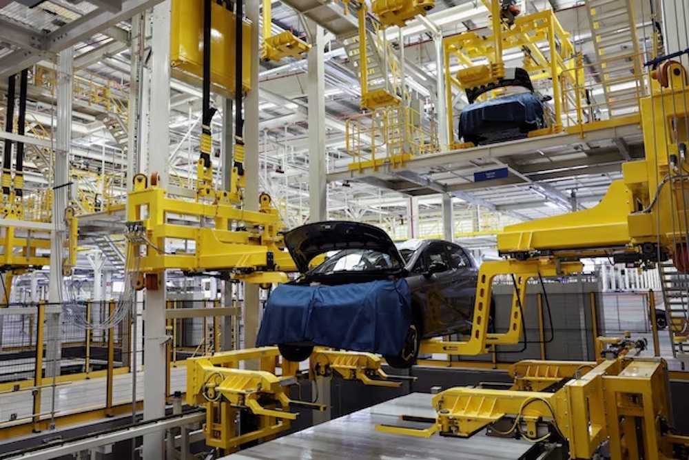 Xe điện được chụp bên trong nhà máy sản xuất xe điện (EV) của BYD tại Rayong, Thái Lan. Ảnh: Reuters.