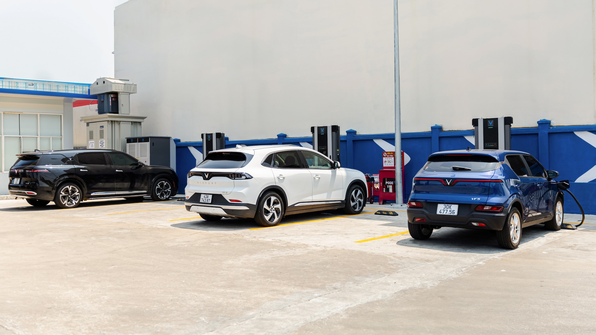 <i>Tại Việt Nam, Chính phủ đã ban hành Nghị định số&nbsp;10/2022/NĐ-CP, trong đó quy định ưu đãi lệ phí trước bạ đối với ô tô điện chạy pin như sau: trong 3 năm kể từ ngày 01/3/2022, nộp lệ phí trước bạ lần đầu với mức thu là 0%; trong vòng 2 năm tiếp theo, nộp lệ phí trước bạ lần đầu với mức thu bằng 50% mức thu đối với ô tô chạy xăng, dầu có cùng chỗ ngồi.</i>