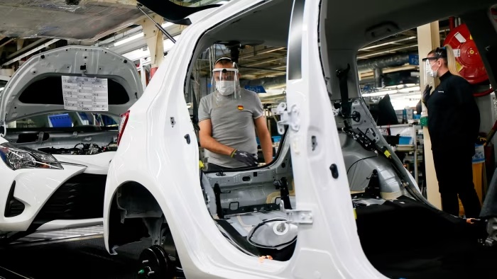 Toyota cho biết họ sẽ không sẵn sàng bắt đầu sản xuất xe điện tại các nhà máy ở châu Âu trong thời gian tới. Ảnh; AP.
