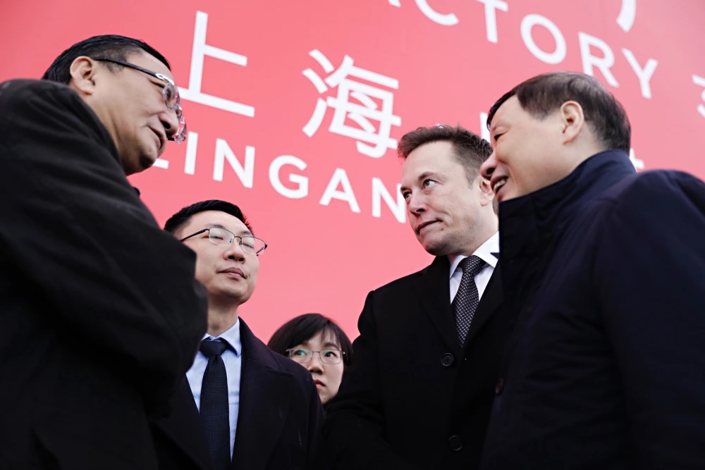 Tỷ phú công nghệ Elon Musk tại cơ sở sản xuất Tesla ở Thượng Hải năm 2019. Qilai Shen. Ảnh: Getty Images.