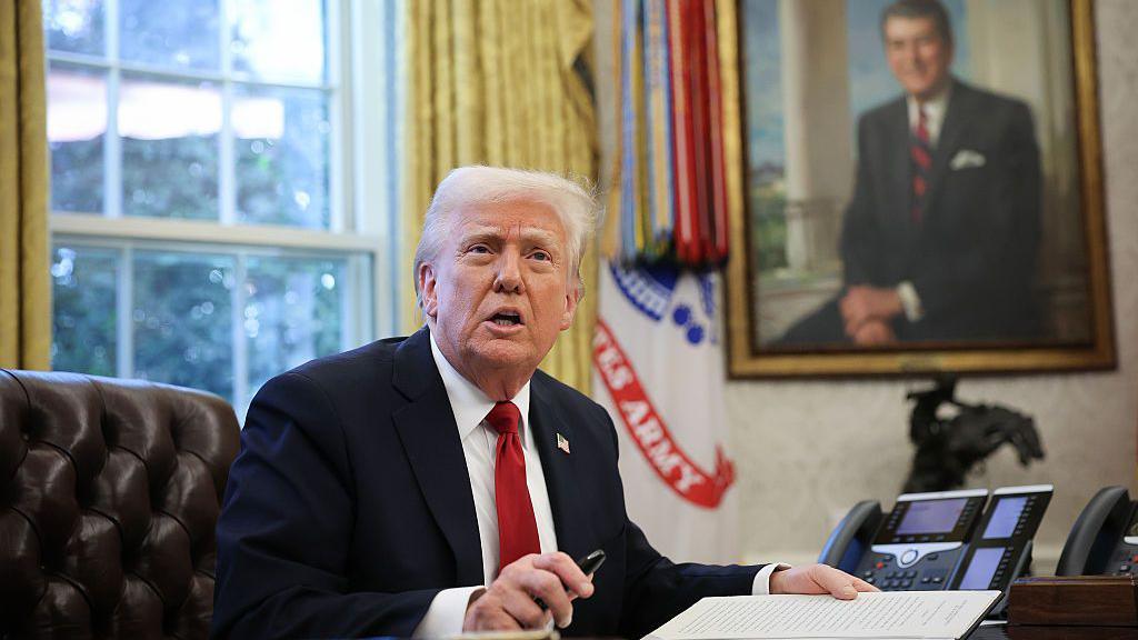 Tổng thống Trump mạnh tay áp thuế ngành ô tô.