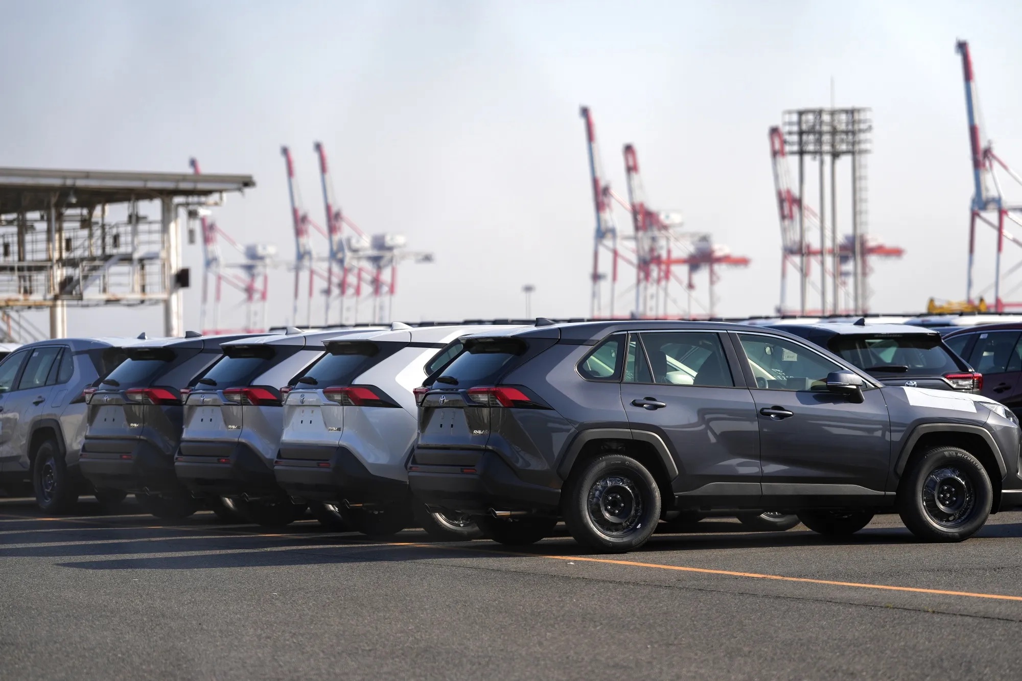 Xe Toyota RAV4 tại Cảng Nagoya ở Nhật Bản. Ảnh: Bloomberg.