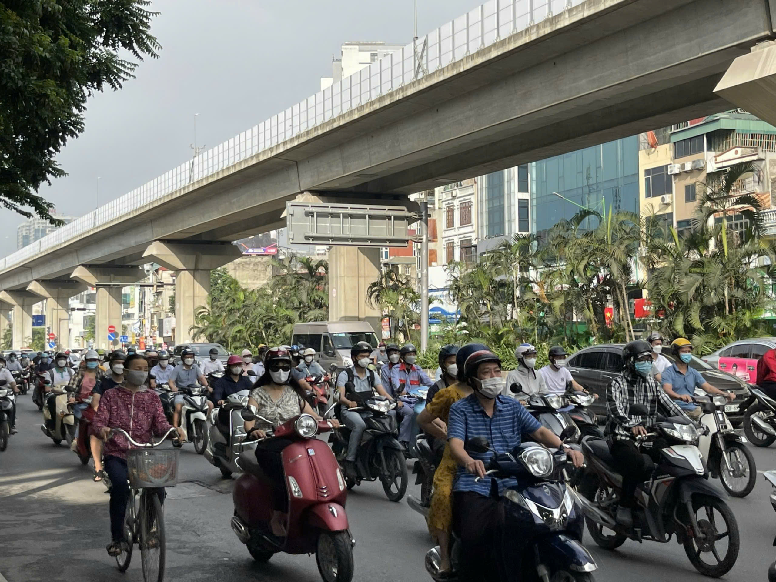 Tại H&agrave; Nội, theo Nghị quyết Quy định thực hiện v&ugrave;ng ph&aacute;t thải thấp tr&ecirc;n địa b&agrave;n TP. H&agrave; Nội c&oacute; hiệu lực từ 1/1/2025, về lộ tr&igrave;nh thực hiện v&ugrave;ng ph&aacute;t thải thấp (LEZ), từ năm 2025 đến năm 2030 H&agrave; Nội sẽ th&iacute; điểm lập v&ugrave;ng ph&aacute;t thải thấp ở một khu vực tr&ecirc;n địa b&agrave;n quận Ho&agrave;n Kiếm, Ba Đ&igrave;nh; khuyến kh&iacute;ch c&aacute;c địa phương lập v&ugrave;ng ph&aacute;t thải thấp. Ảnh: Nam Nguyễn.