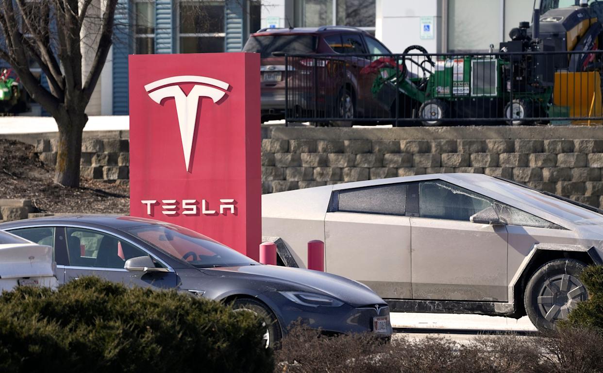 Tesla cũng không nằm ngoài vòng xoáy sức ép của Tổng thống Mỹ.