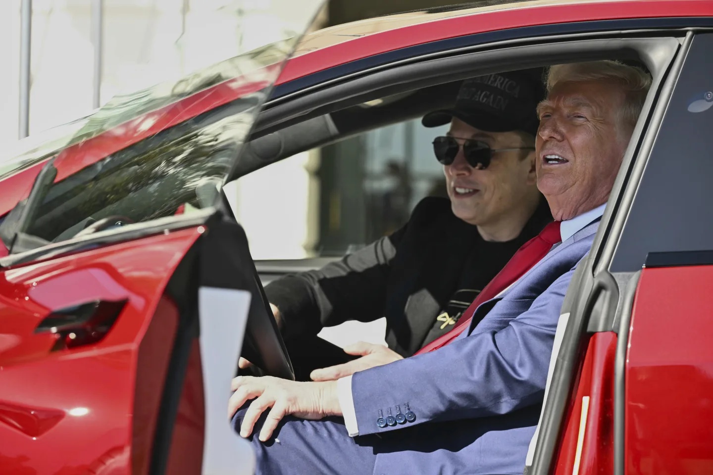 Tổng thống Donald Trump và CEO Tesla Elon Musk phát biểu với các phóng viên trong chiếc xe Tesla Model S màu đỏ tại bãi cỏ phía Nam của Nhà Trắng, ngày 11 tháng 3 năm 2025, tại Washington. Ảnh: AP.