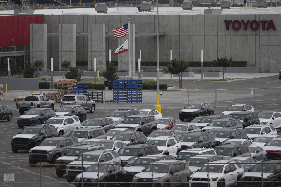Các xe Toyota mới được lưu trữ tại một cơ sở ở Long Beach, California. Ảnh: AP/Kyodo.