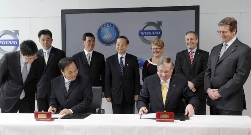 Ông Lý Thư Phúc, Chủ tịch của Zhejiang Geely Holding Group và ông Lewis Booth, CFO của Ford Motor Company, tại Lễ ký kết thỏa thuận mua cổ phần thương hiệu Volvo từ Ford. Ảnh: Volvo.