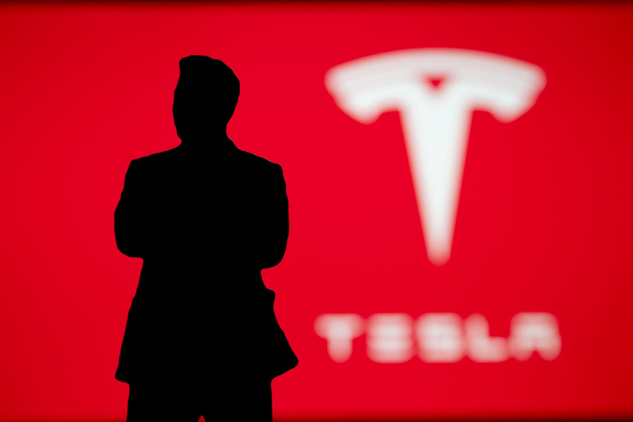 Chính trị tác động như thế nào đến sự suy thoái của Tesla?