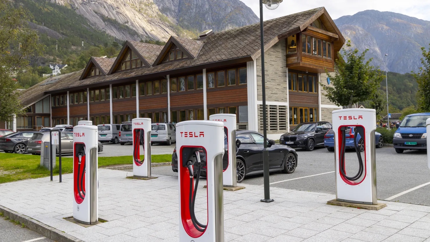 Các trạm Supercharge của Tesla ở trung tâm làng Eidfjord, Na Uy. Những trạm này có thể sản xuất tới 150KW trong quá trình sạc xe.