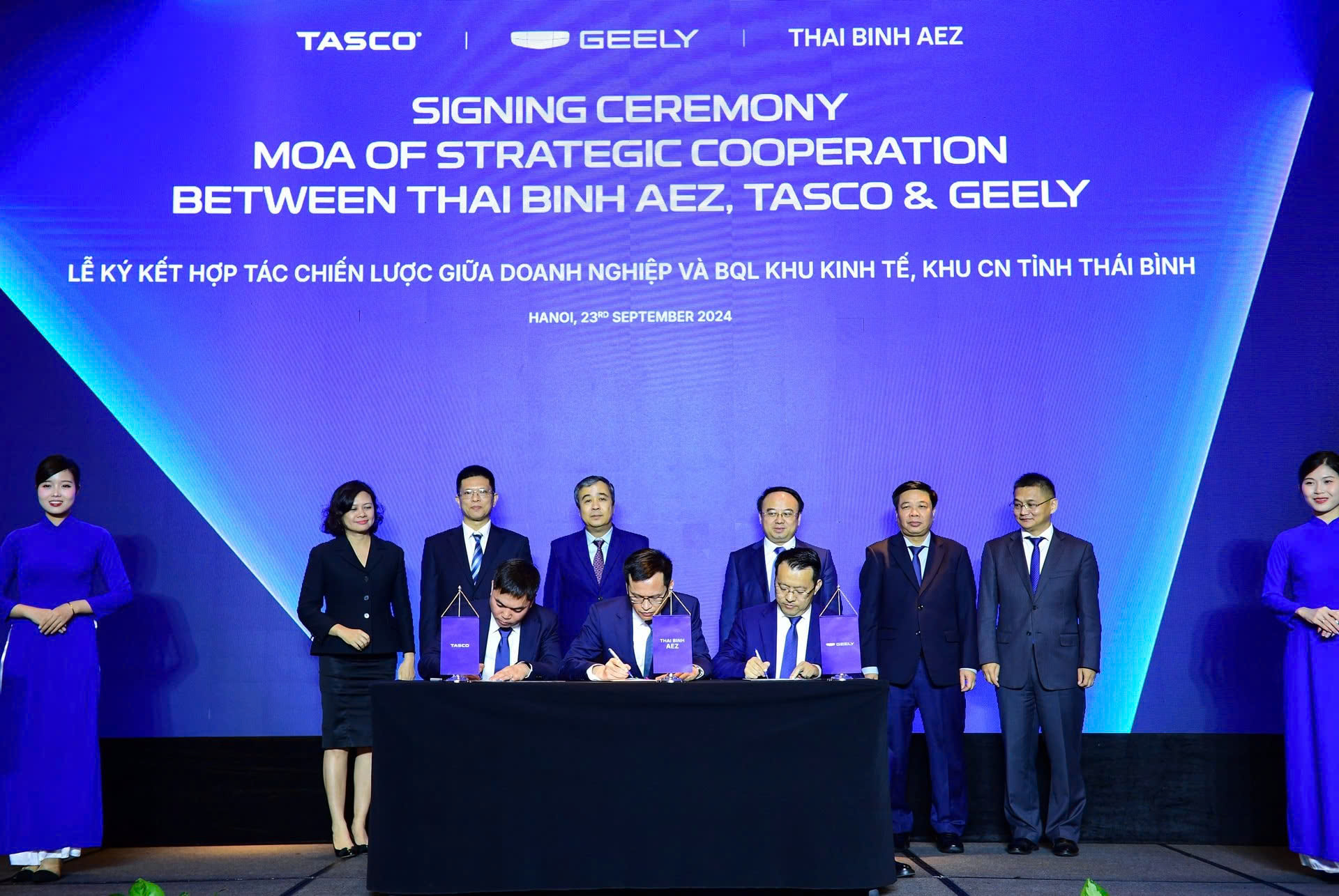<i>Đại diện Geely, Tasco và BQL Khu kinh tế Thái Bình&nbsp;đã ký kết thỏa thuận hợp tác chiến lược.</i>