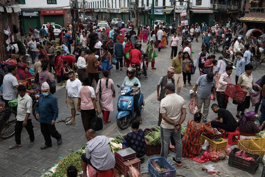 Những con phố hẹp ở Kathmandu. Ảnh: NYT.  