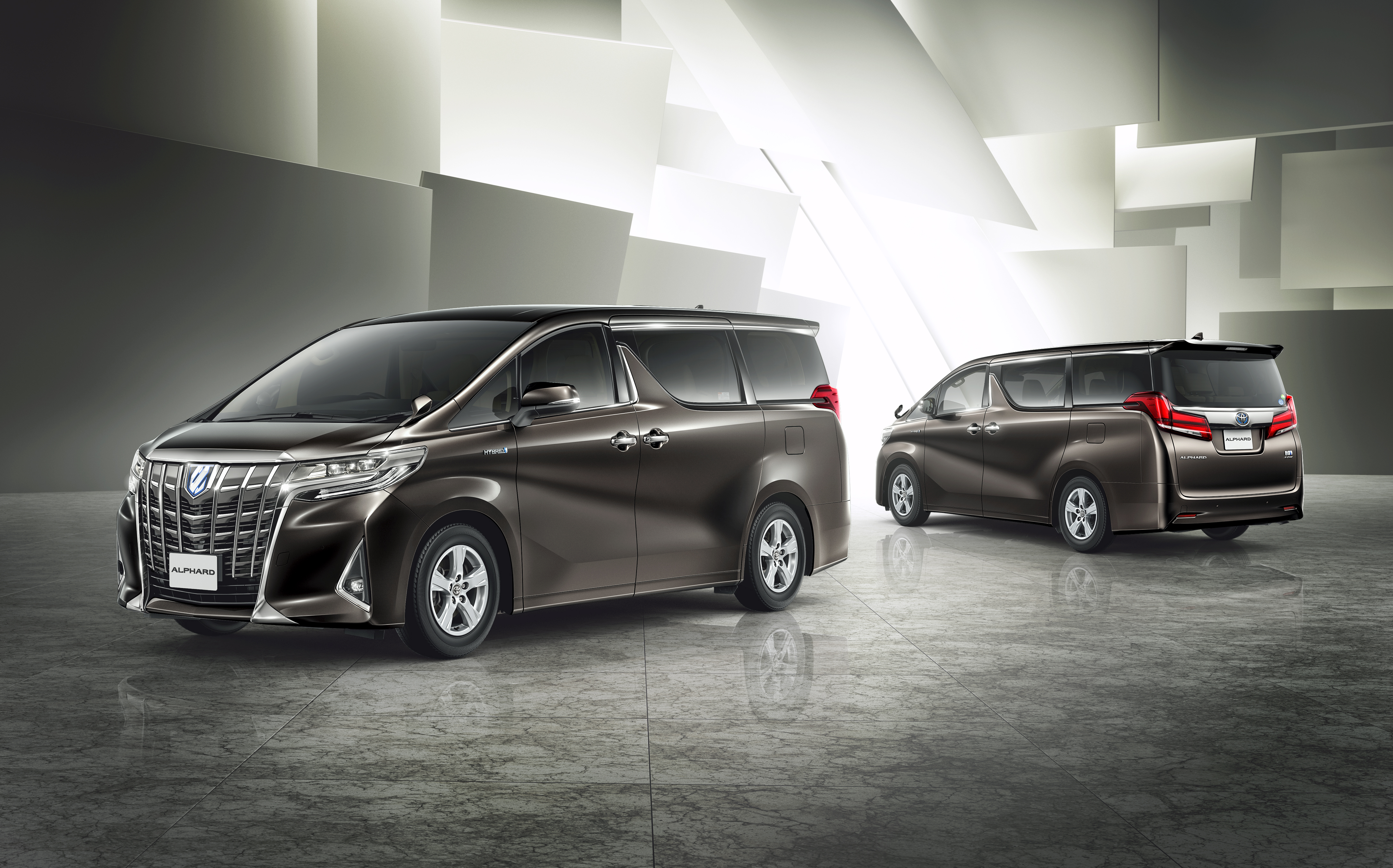 Toyota Alphard là mẫu xe MPV cao cấp được Toyota phân phối tại thị trường Việt Nam từ cuối năm 2017, xe có giá bán từ 4,038 – 4,046 tỷ đồng.