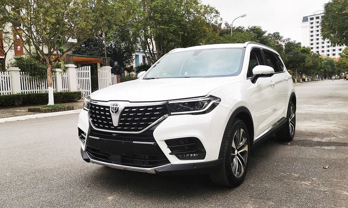 SUV Brilliance V7 Trung Quốc được các đơn vị tư nhân đưa về Việt Nam vào tháng 4/2020 với giá khởi điểm giá 738 triệu.
