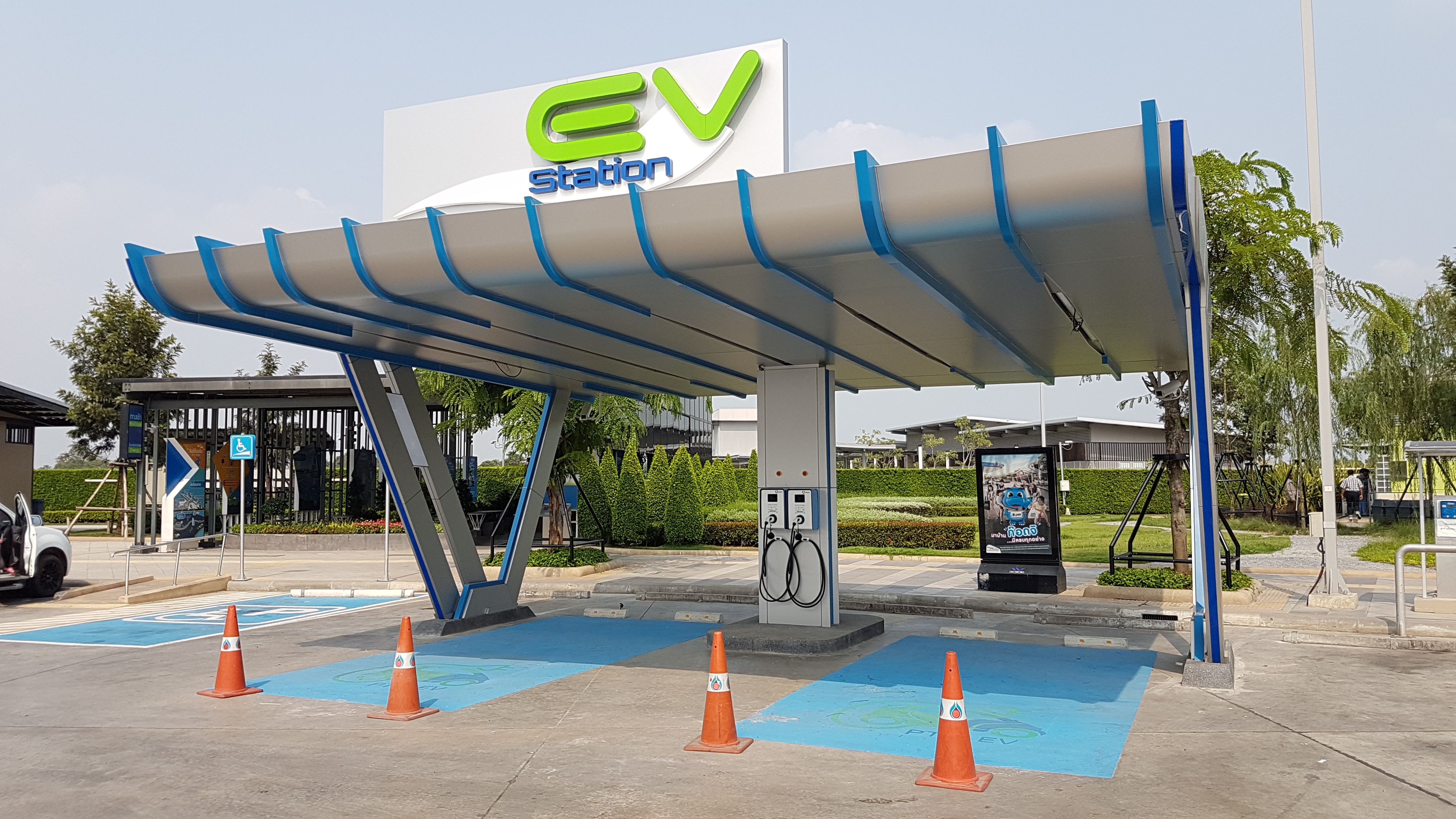 Một trạm sạc xe điện ở ngoại ô Bangkok