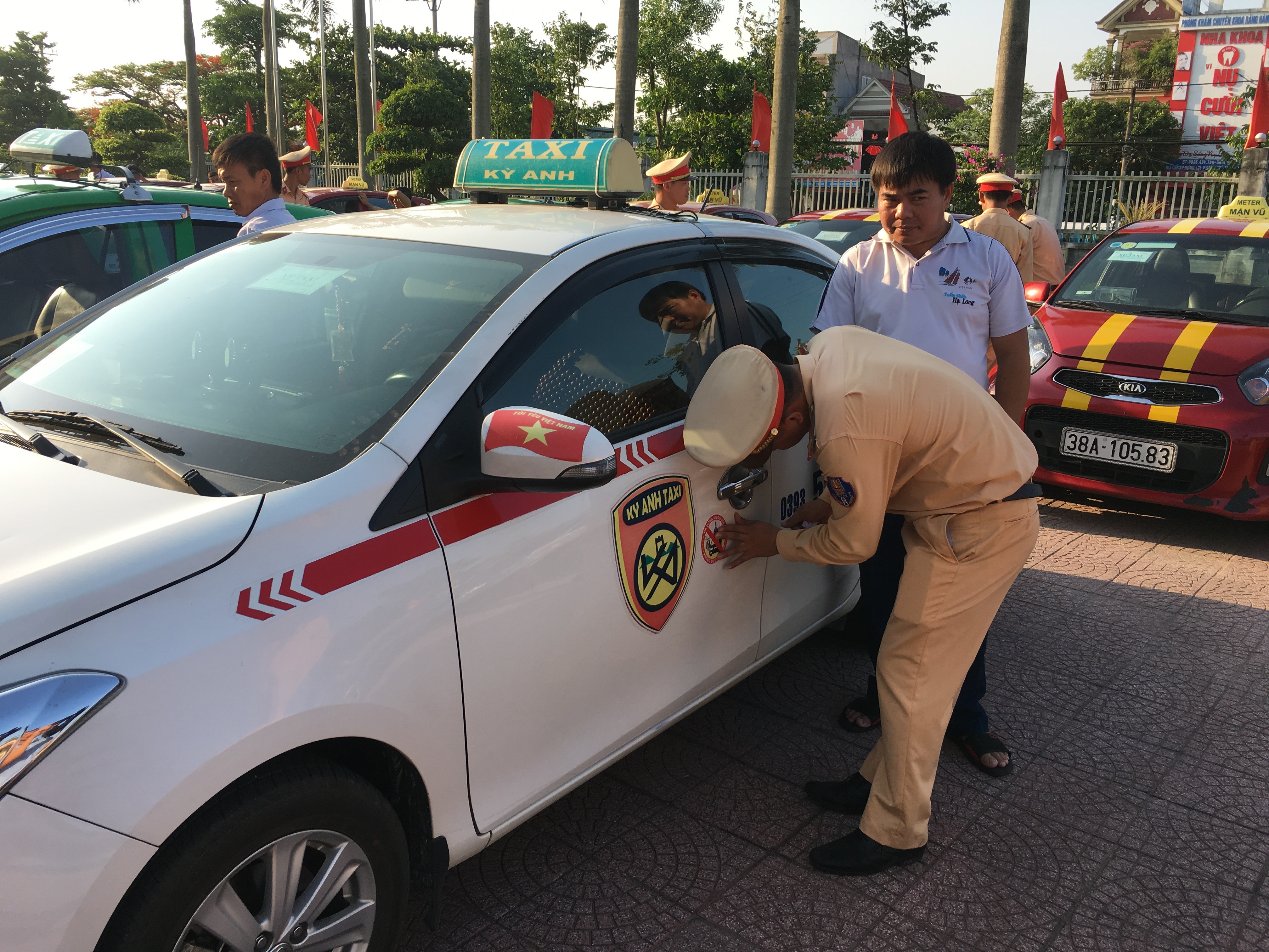 Theo Nghị định 100/2019/NĐ-CP, người điều khiển ô tô có các hành vi vi phạm giao thông sẽ bị tước giấy phép lái xe ít nhất là 1 tháng và nhiều nhất là 24 tháng, tùy theo mức độ vi phạm và thuộc nhóm hành vi nào.