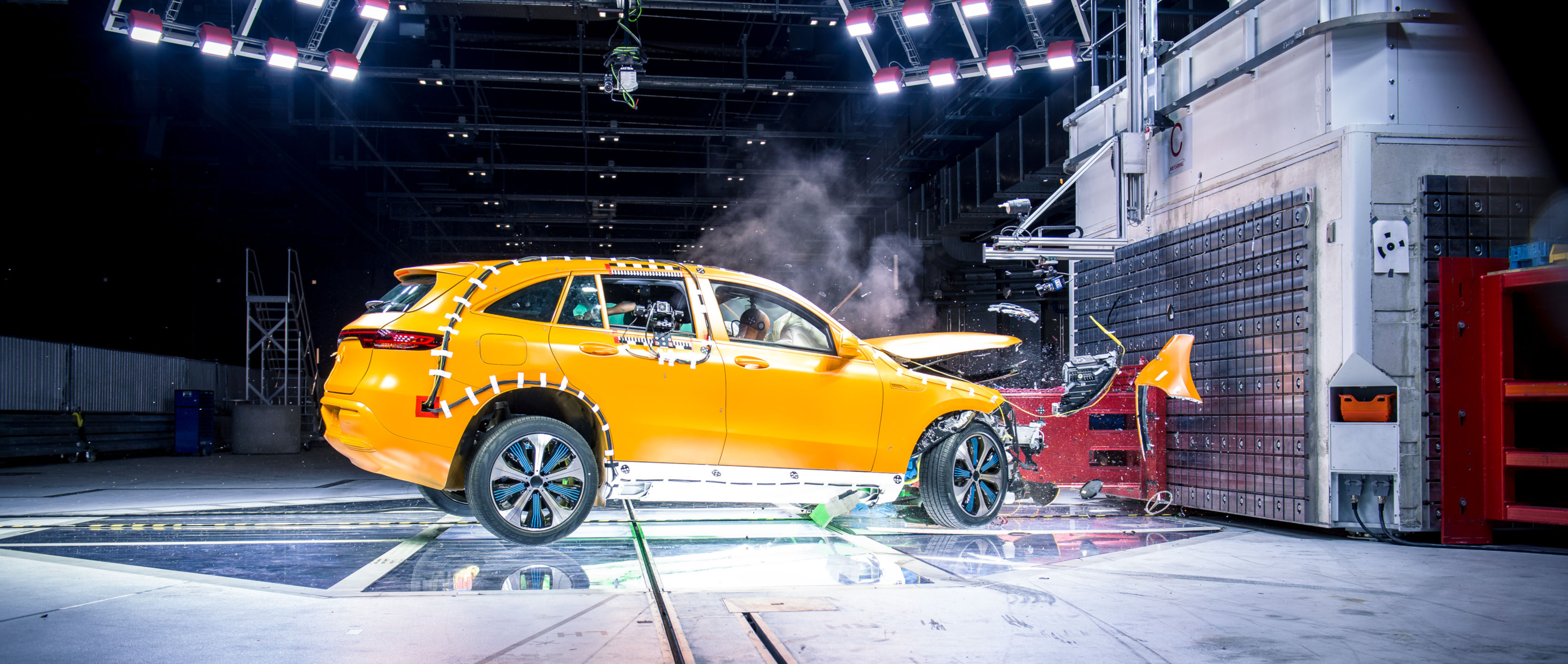 Các nhà sản xuất ô tô phải kiểm tra xe của họ trong tất cả các loại môi trường. Ảnh: Mercedes-Benz