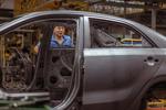 Các nhà sản xuất ô tô nước ngoài “đau đầu” trong cuộc chiến xe điện tại Trung Quốc