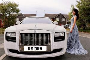 Nữ sinh thuê Rolls-Royce Ghost đính 4 triệu viên pha lê đến lễ tốt nghiệp