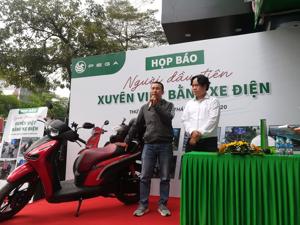 Người đầu tiên đi xuyên Việt bằng xe máy điện