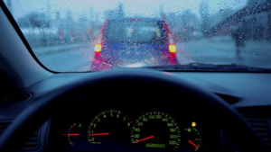 Mẹo xử lý nhanh kính lái ô tô bị hấp hơi nước những ngày lạnh