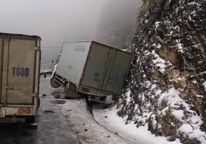 Kinh nghiệm tài xế ô tô cần lưu ý khi lái xe ở các đoạn đường trơn trượt do băng tuyết