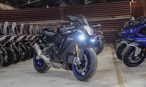 "Đập hộp" siêu môtô Yamaha R1M giá 1,25 tỷ đồng