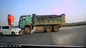 Đi ngược chiều, xe tải bị xe con “ép” phải đi đúng chiều