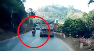  Thót tim pha xe máy vượt tạt đầu ô tô kiểu “tự sát”