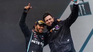 Nhà vô địch Hamilton ở lại với đội đua F1 Mercedes-AMG