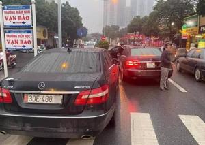 Hà Nội: CSGT xác minh hai chiếc Mercedes cùng biển số chạy trên phố