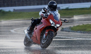 Cách phanh xe tránh trơn trượt khi trời mưa