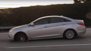 Tài xế vô tư lái Hyundai Sonata nổ lốp trên cao tốc