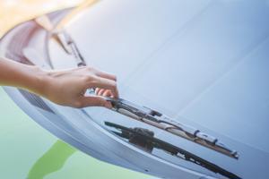 Khi nào bạn nên thay cần gạt nước trên ô tô?