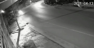 Phi cực nhanh khi vào cua, tài xế xe máy “bắn” thẳng lên trời như phim hành động