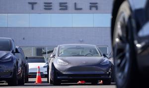 Xe Tesla tự chạy dù ghế tài xế không có người ngồi