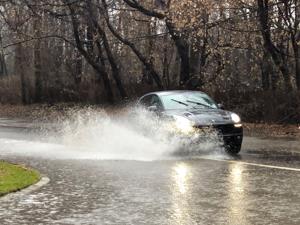 Mẹo lái xe ô tô khi qua đoạn đường bị lụt