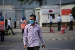 Nhà sản xuất ô tô lớn nhất Ấn Độ tiếp tục đóng cửa vì COVID-19