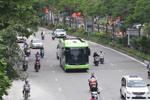 Xe buýt điện VinBus chạy thử nghiệm tại Hà Nội, không đón khách