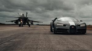 Bugatti Chiron Sport đọ tốc độ cùng máy bay tiêm kích