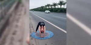 Cô gái thản nhiên tập…. yoga trên đường cao tốc