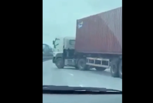 Hải Dương: Xử lý nghiêm tài xế xe container lạng lách đánh võng chạy CSGT