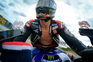 Tay đua MotoGP không mặc áo giáp khi chạy ở vận tốc hơn 300 km/h